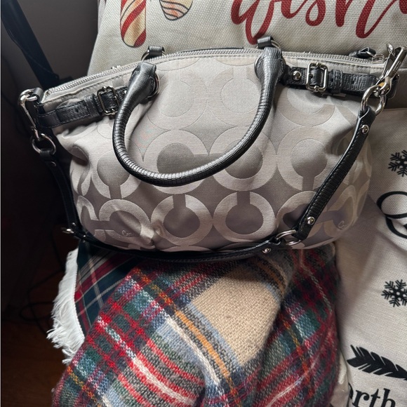 Beautiful Silver with Pink satin Lining Shoulder or Handbag. - Picture 8 of 16